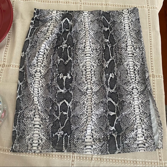 NWOT Windsor Sequin Snake Print Mini Skirt - Picture 3 of 8